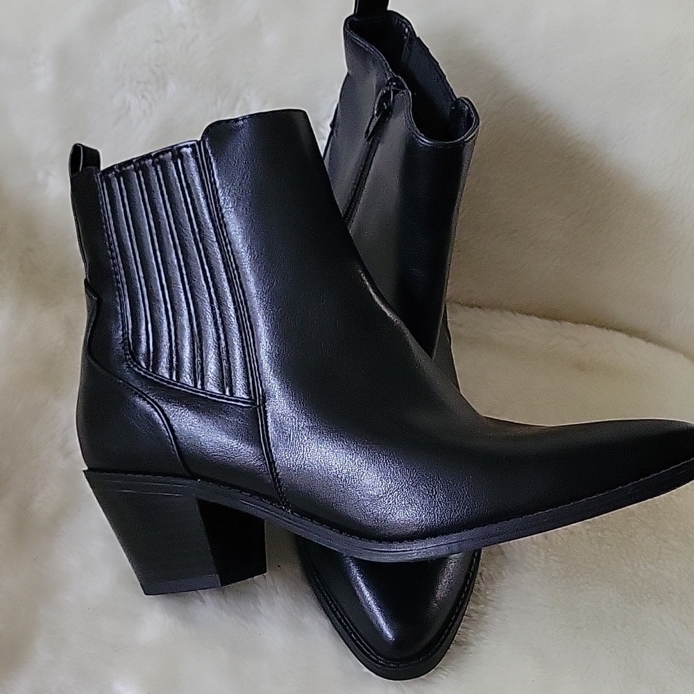 NWOT UNISA Women Unzydn-R Ankle Booties. Size 8.5 M.